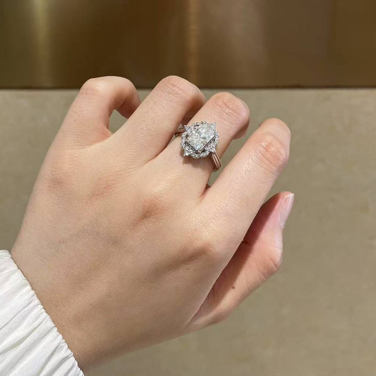 雷迪恩女戒S925银镀白金定制选款主石莫桑钻2.5ct/副石高碳钻